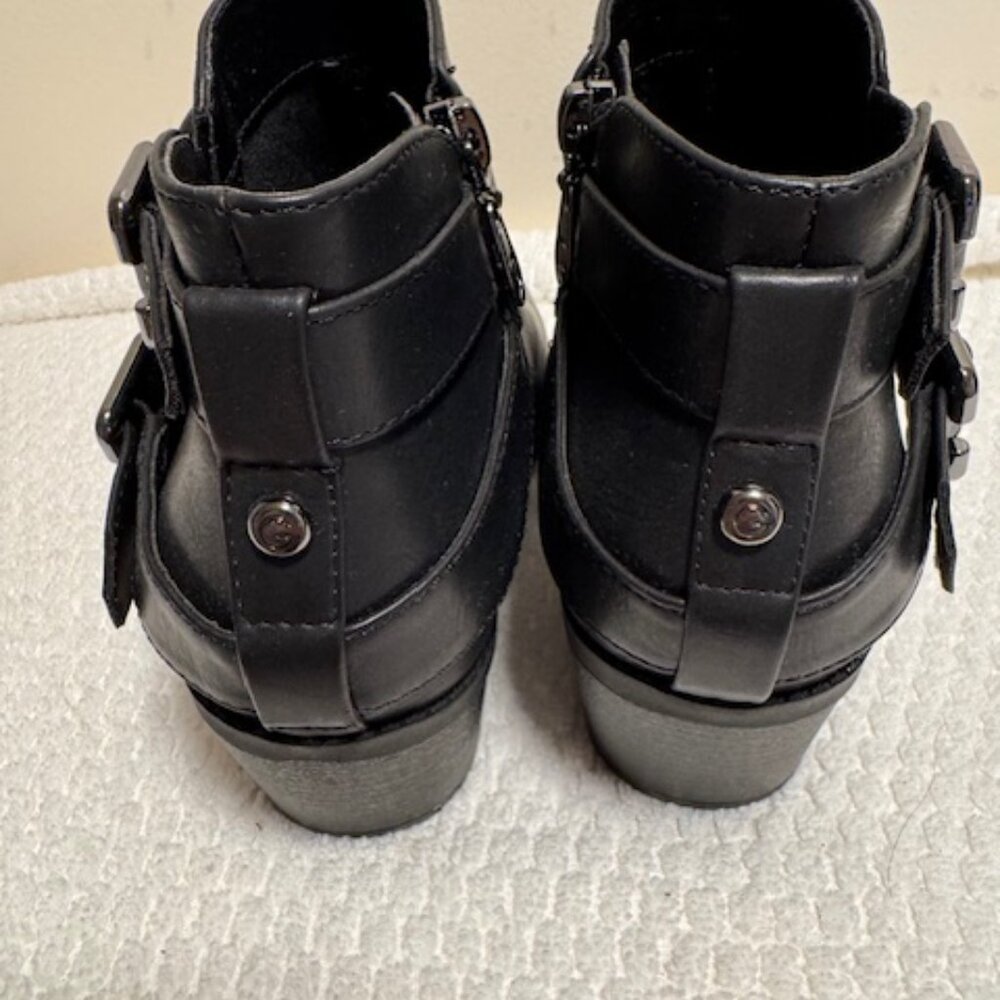 G by Guess Black Pointed Toe Ankle Boots Double Buckle Moto Block Heel 6.5 - Picture 3 of 7